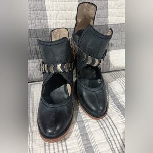 Freebirds by Steven Navy Blue Blade. Size 7. Like Brand New!